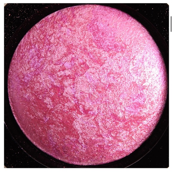 Makeup Revolution Baked Blusher – One for Playing Games (Pink Shimmer) - Picture 3 of 6